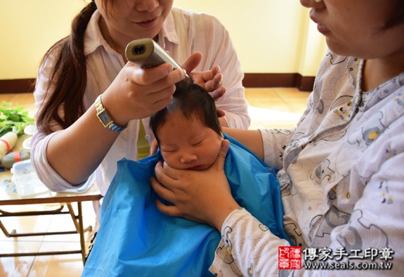 徐寶寶(桃園龍潭區到府嬰兒寶寶滿月剃頭理髮、免費到府嬰兒剃胎毛儀式吉祥話)。到府剃頭剃胎毛主持、專業拍照、DVD光碟、證書。★購買「臍帶章、肚臍章、胎毛筆刷印章」贈送：剃頭、收涎、抓周，三選一。2015.10.24 照片17